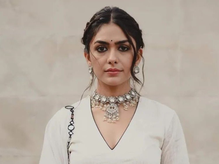 Mrunal-Thakur-